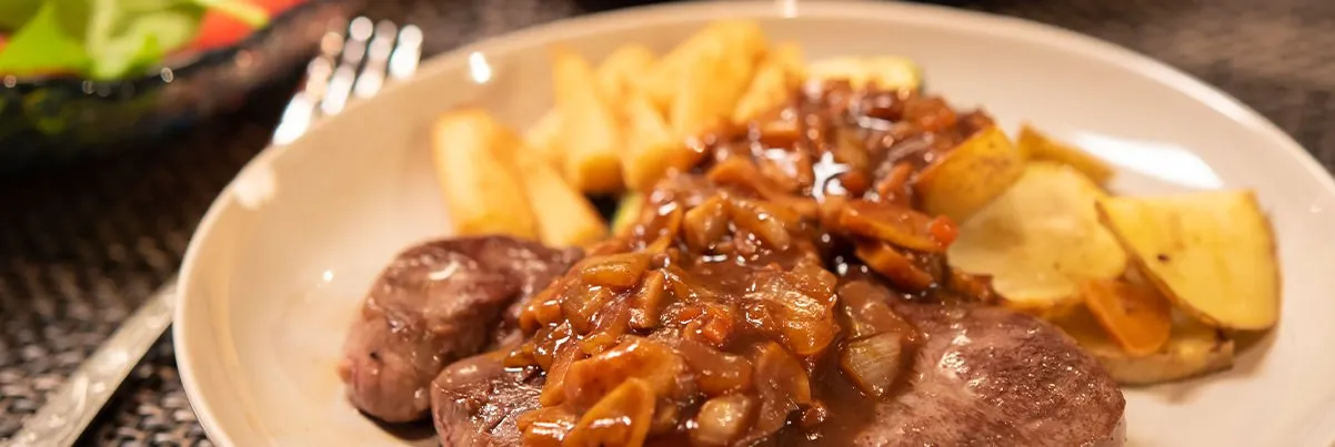 玉ねぎソースのステーキとポテト